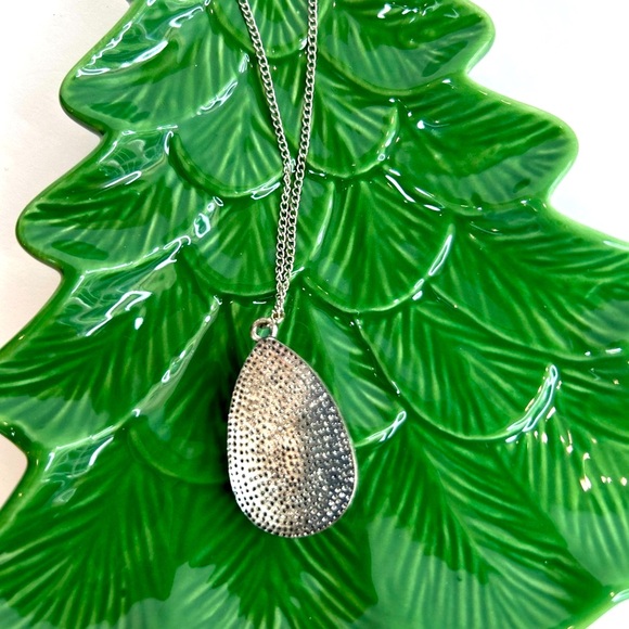 Teardrop Shaped Pendant and silver tone Chain preloved necklace - Picture 2 of 2